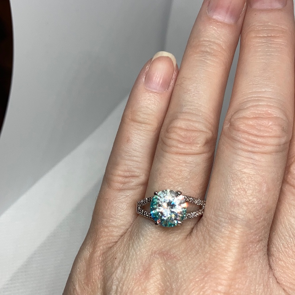 NWT Gorgeous Simulated Diamond ring J-44